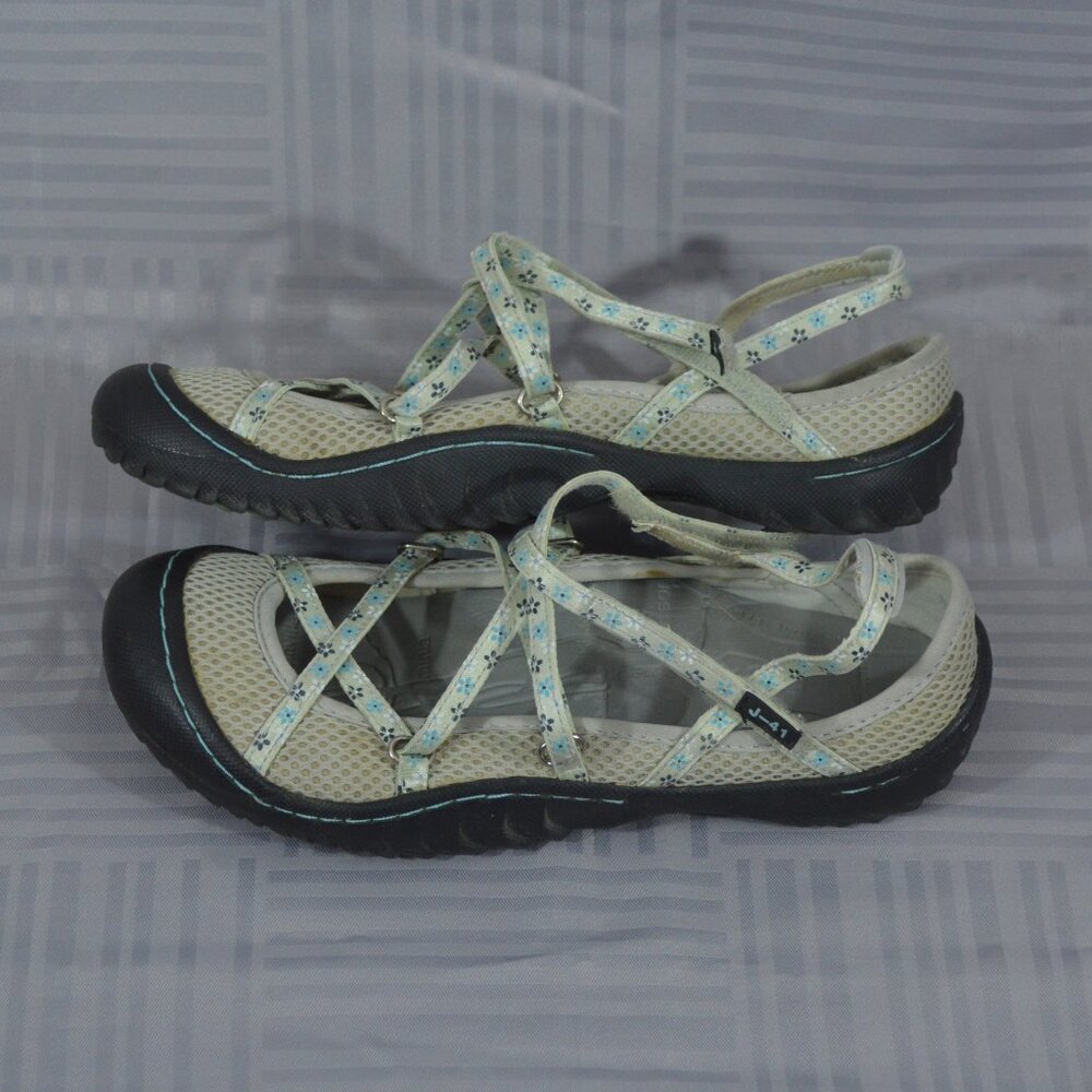 Jeep J-41 sandals with floral accents